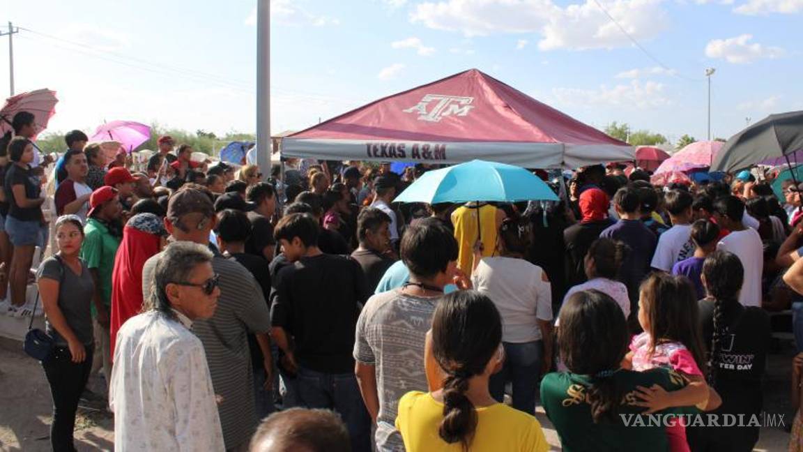 $!Familiares y amigos del joven que murió trágicamente se reunieron en el panteón.