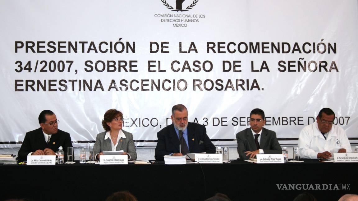 $!MEXÍCO. D.F. 03 SEPTIEMBRE 2007.-Hector Gutierrez Director General Adjunto,Susana Thalia Pedroza segunda visitante de la Comicion Nacional de Derechos Humanos José Luis Soberanes Presidente de la Comicion Nacional de los Derechos Humanos, Salvador Arias Director de la segunda Visita y Fernando Servantes, Medico Forense, dieron a conocer las recomendaciones sobre el caso de la señora Ernestina Ascencio Rosaria, recomendaciones en las cuales se pide entre otras cosas que se profesionalice la labor de los traductores que prestan auxilio a las diferentes agencias del Ministerio Público de la procuraduría estatal.