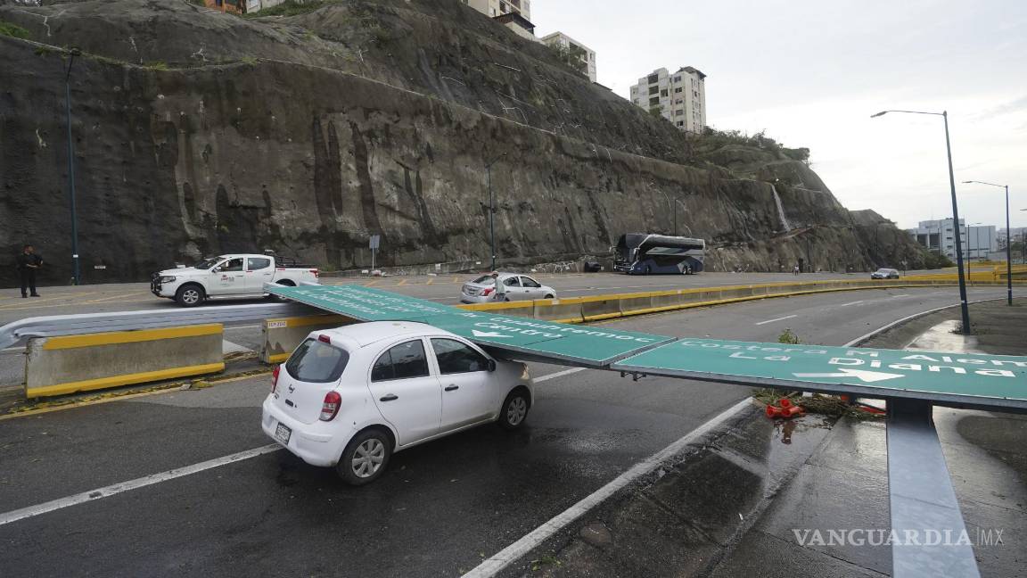 $!Una señal de tráfico se encuentra en un automóvil después de que el huracán Otis arrasara Acapulco, México.