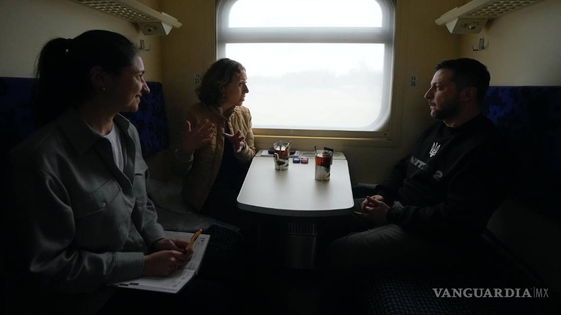 $!El presidente de Ucrania, Volodímir Zelenski, habla durante una entrevista con Julie Pace, vicepresidenta y editora ejecutiva de The Associated Press.