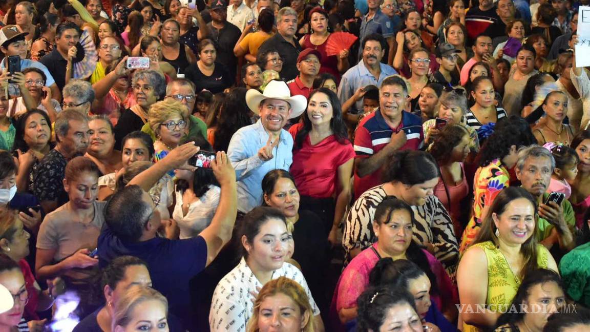 Hugo Lozano celebra voto que le dio la reelección en San Buena con baile masivo