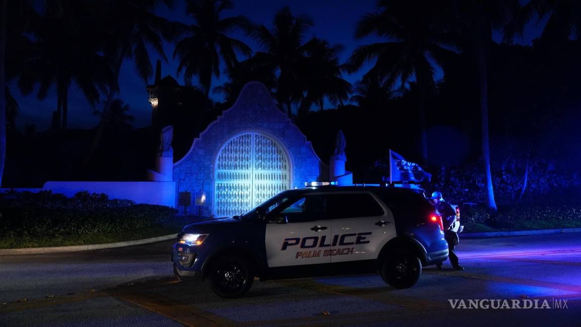$!Una patrulla de la policía se para frente a la entrada de la propiedad Mar-a-Lago del expresidente Donald Trump en Palm Beach, Florida.