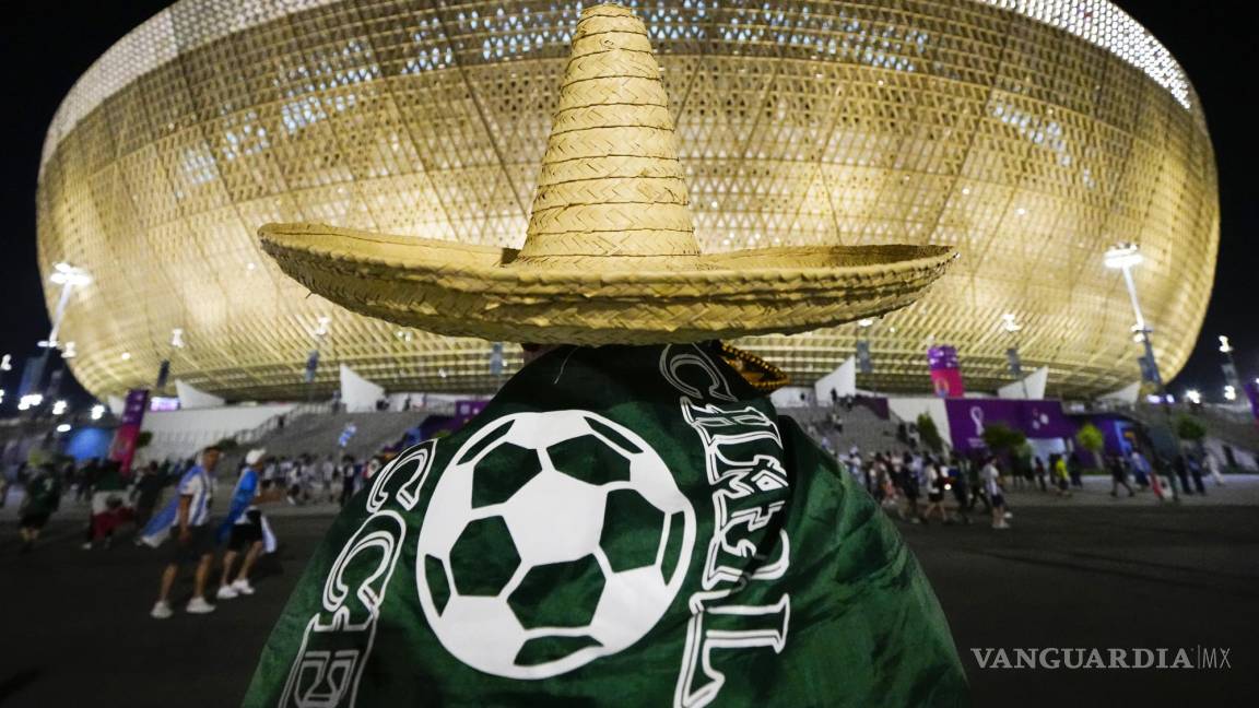 $!Los sombreros mexicanos abundan en las inmediaciones del estadio.