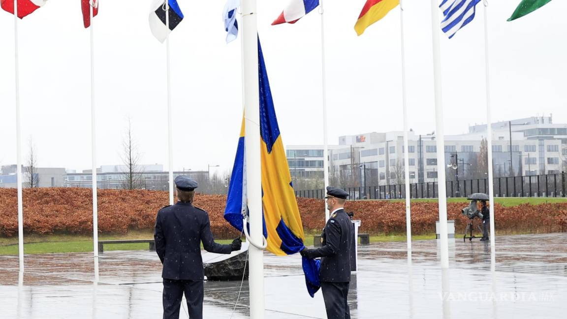 Bandera de Suecia se iza en la sede de la OTAN después de su incorporación en la alianza