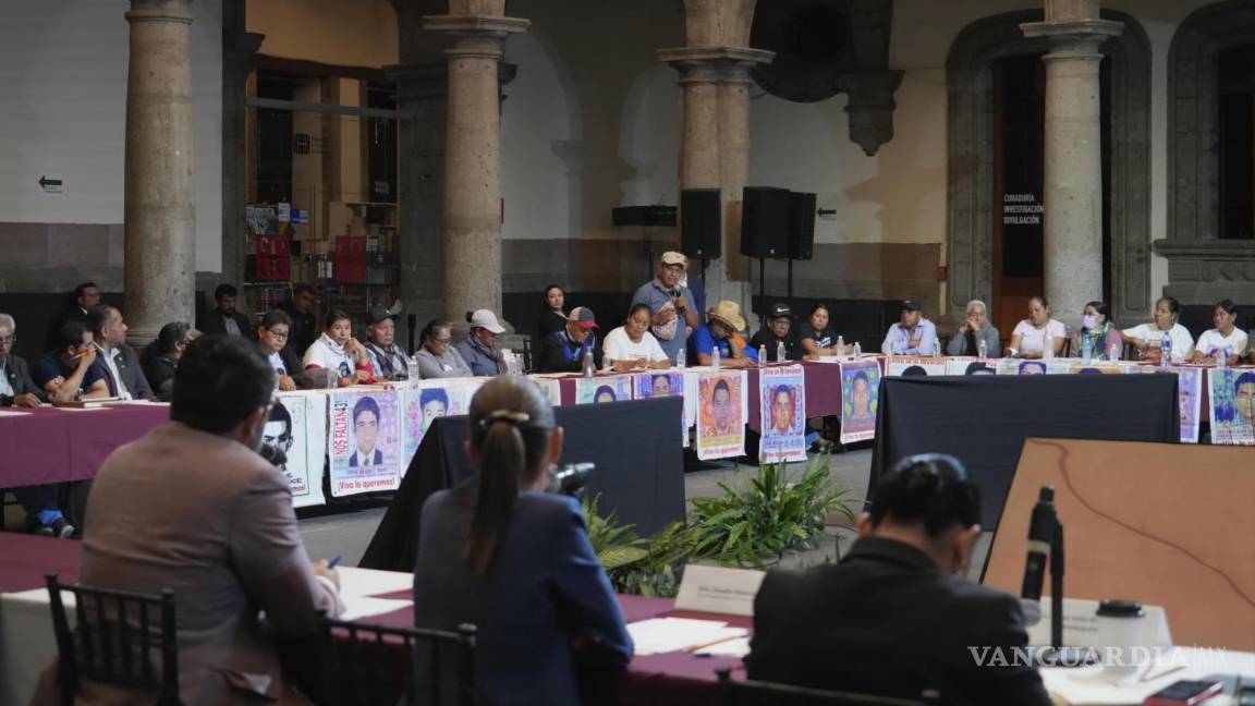 Sheinbaum se reúne por primera vez con padres de 43 normalistas de Ayotzinapa, tras reunión con AMLO