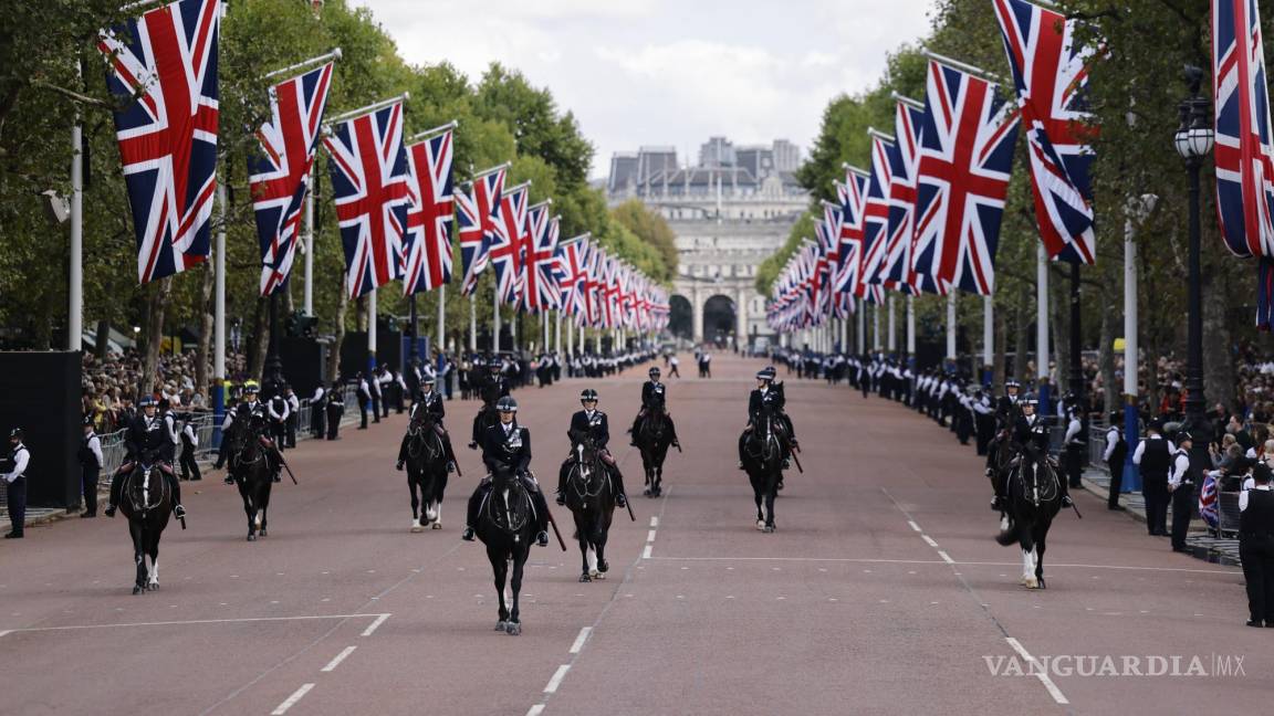 $!Policías montados recorren The Mall antes de la procesión del cuerpo de la reina Isabel II de Gran Bretaña desde el Palacio de Buckingham hasta Westminster Hall.