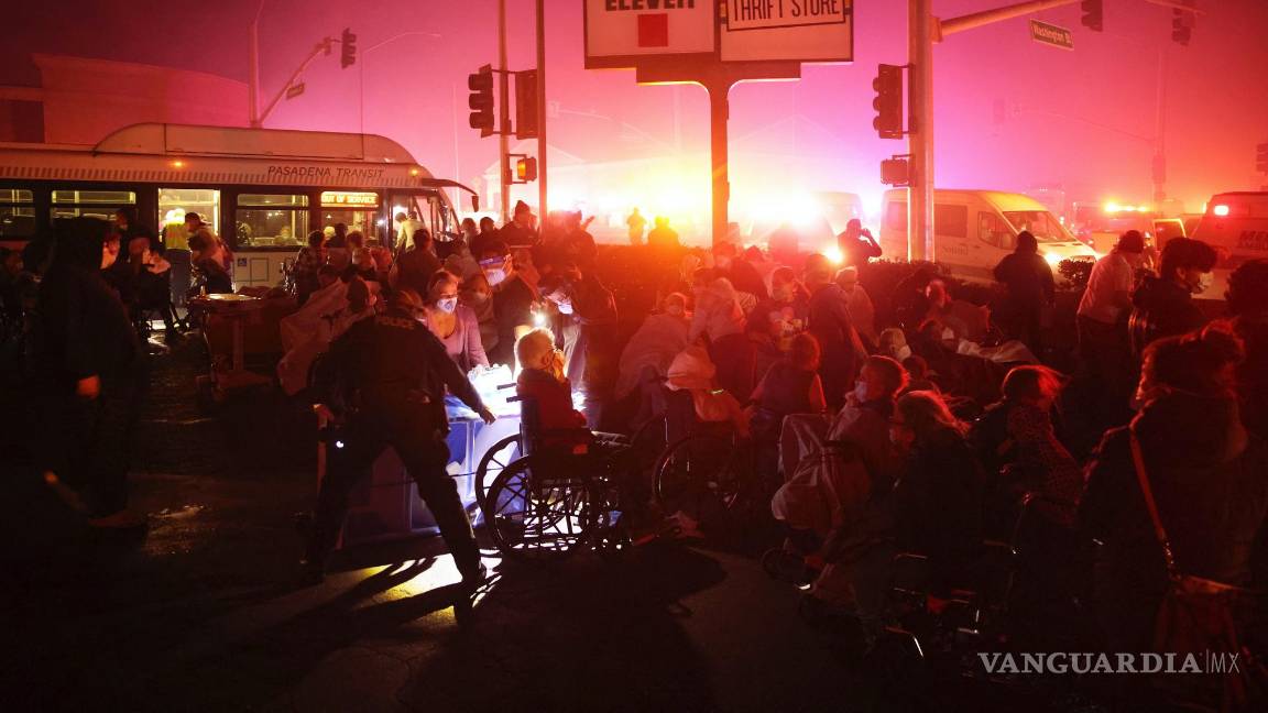 $!Los residentes de un centro para personas mayores son evacuados a medida que se acerca el incendio Eaton el martes 7 de enero de 2025, en Altadena, California.