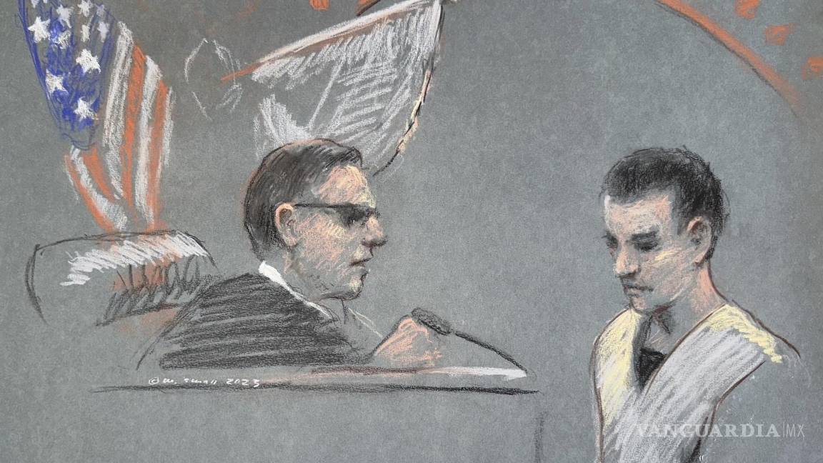 $!El miembro de la Guardia Nacional Aérea de Massachusetts, Jack Teixeira, a la derecha, en el Tribunal de Distrito en Boston.