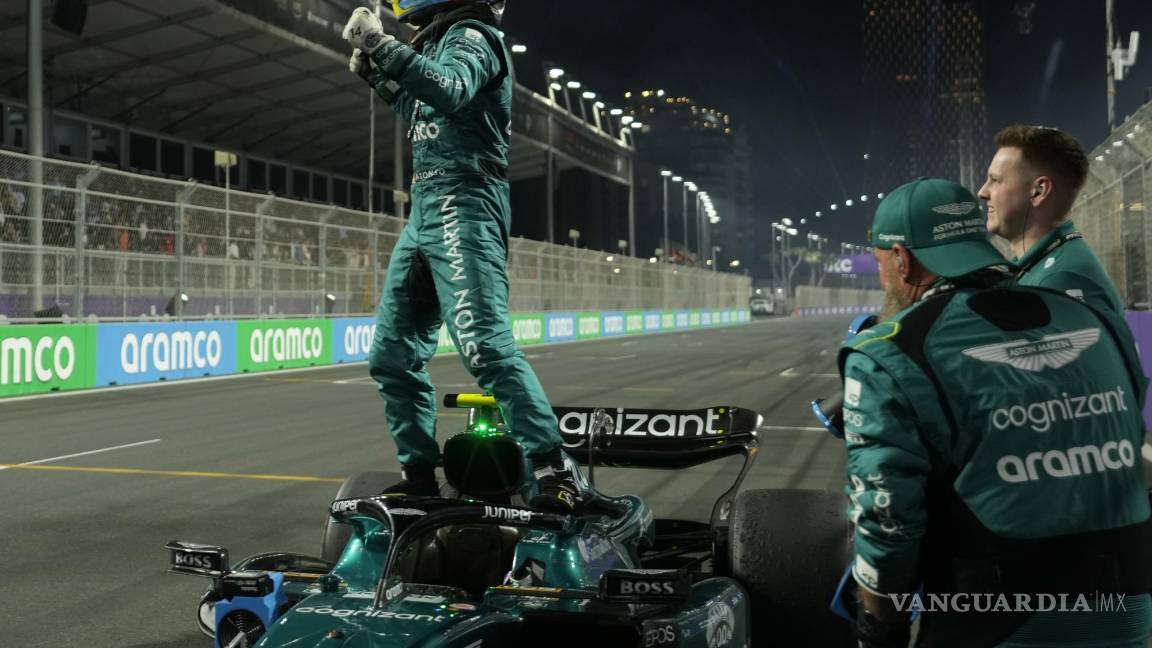$!Fernando Alonso celebra su tercer lugar en GP de Arabia Saudi.