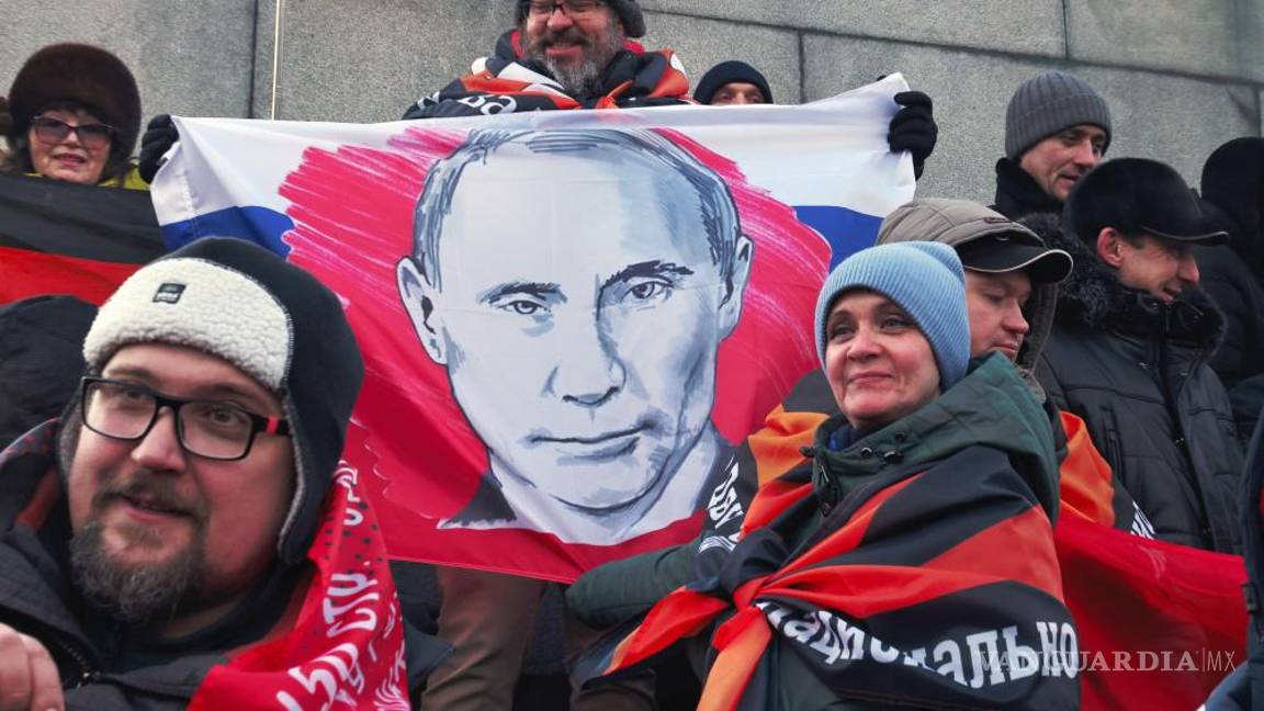 $!Personas con la imagen del presidente ruso Vladímir Putin antes del concierto ‘’Gloria a los Defensores de la Patria’ en el Estadio Luzhniki en Moscú, Rusia,