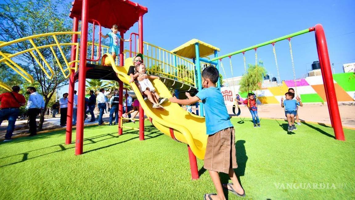 Alcalde de Torreón entrega primera etapa de plaza en fraccionamiento La Perla