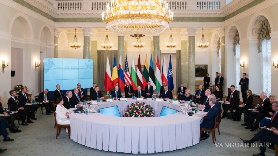 $!El presidente Joe Biden participa en una reunión con los líderes de los Nueve de Bucarest en Varsovia.