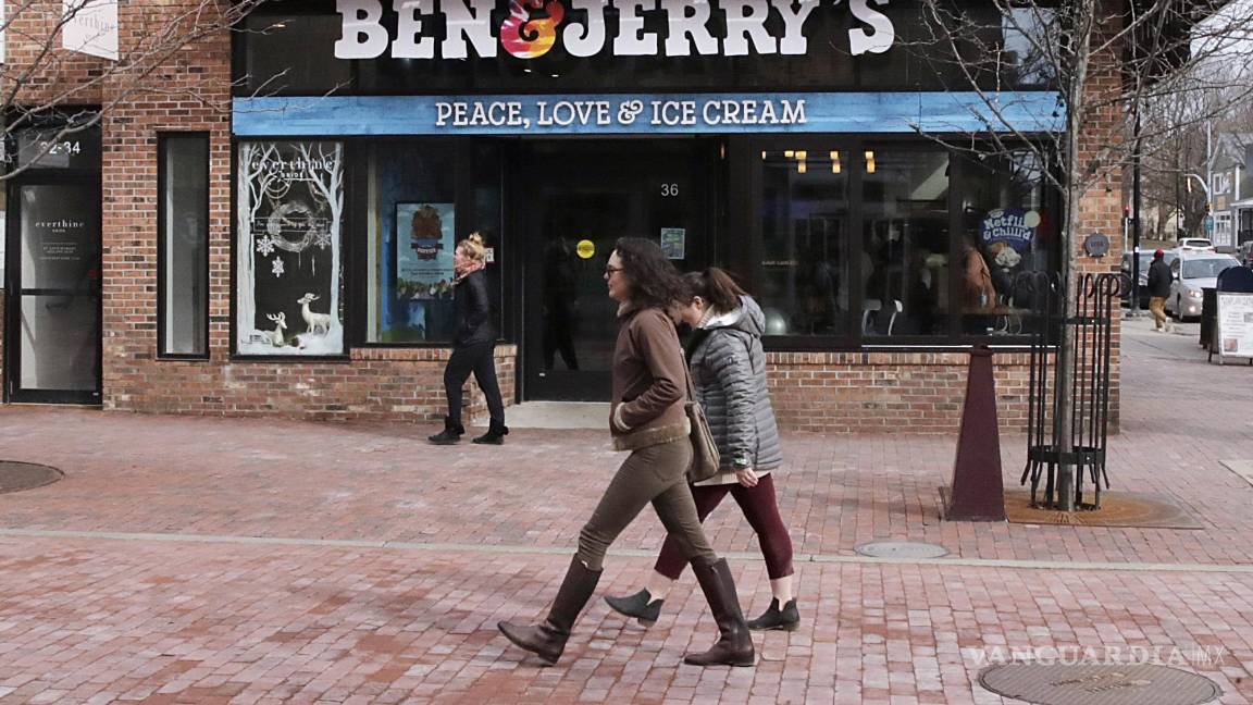 $!Los peatones caminan por Church St., pasando por la tienda Ben &amp; Jerry’s, en Burlington, Vermont.