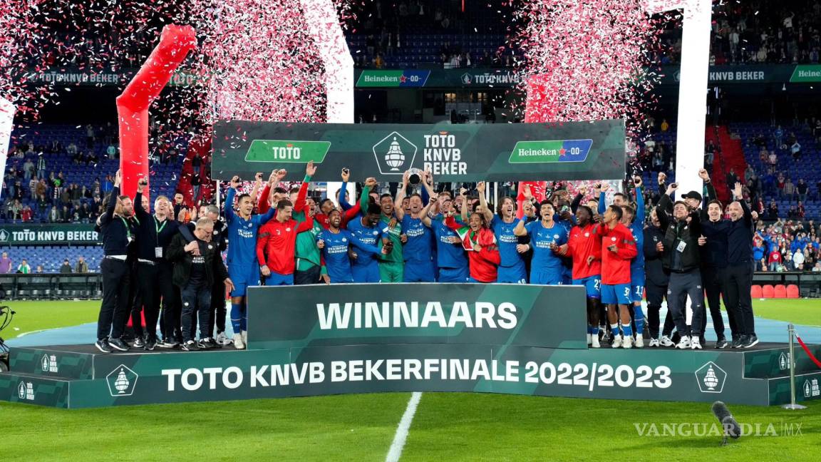 Edson Álvarez falla el penal decisivo y el PSV de ‘Guti’ es Campeón de la Copa de Holanda