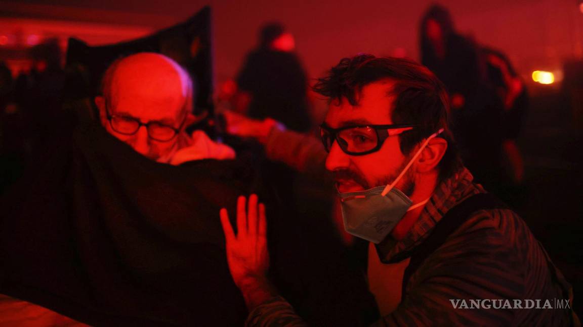 $!Los residentes de un centro para personas mayores son evacuados a medida que se acerca el incendio Eaton el martes 7 de enero de 2025 en Altadena, California.