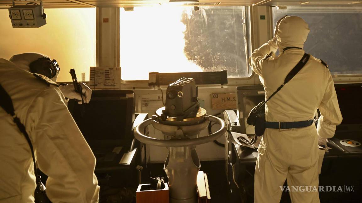 $!Imagen de cortesía proporcionada por las fuerzas británicas del personal del HMS Diamond, el cual actúa en el Mar Rojo.