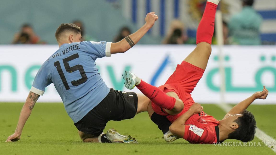 $!Federico Valverde vivió con intensidad los últimos minutos del partido. En imagen una barrida sobre el adversario asiático.
