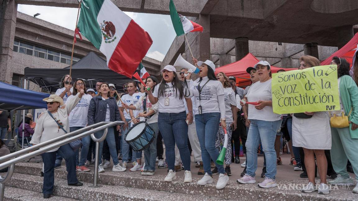 $!Trabajadores del poder judicial protestan frente al edificio del Poder Judicial de la Federación en la Ciudad de México, el 21 de agosto de 2024.