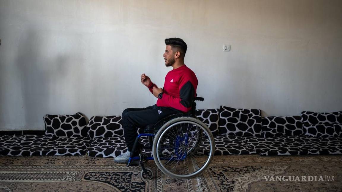 $!Sulaiman Fayadh Sulaiman, quien ha estado paralizado de cintura para abajo desde que le dispararon cuando tenía 3 años en 2003, en Bagdad.