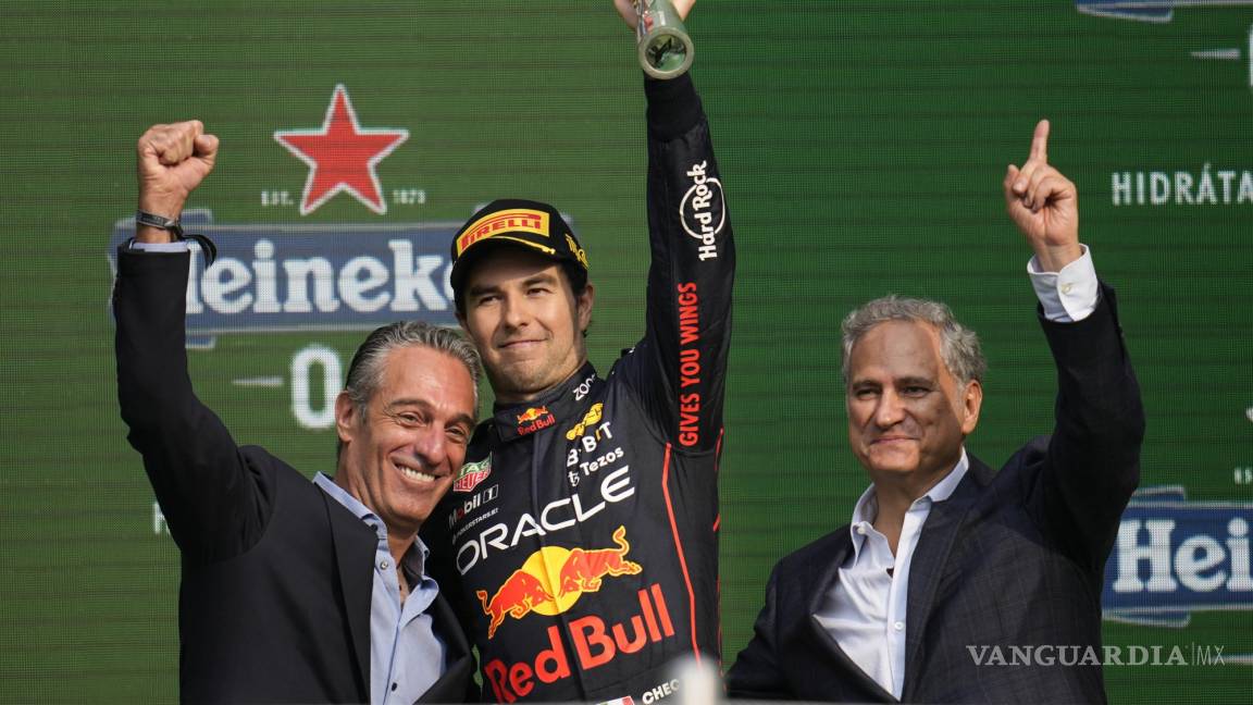 $!Carlos Slim Domit (i), el mexicano Sergio Pérez (c) y Alejandro Soberón en el podio en el Gran Premio de Fórmula Uno de Ciudad de México.
