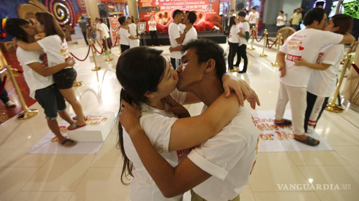 $!Ekkachai Tiranarat besa a su mujer Laksana Tiranarat buscan batir el récord Guinness del beso más largo del mundo en Tailandia el 12 de febrero de 2013.