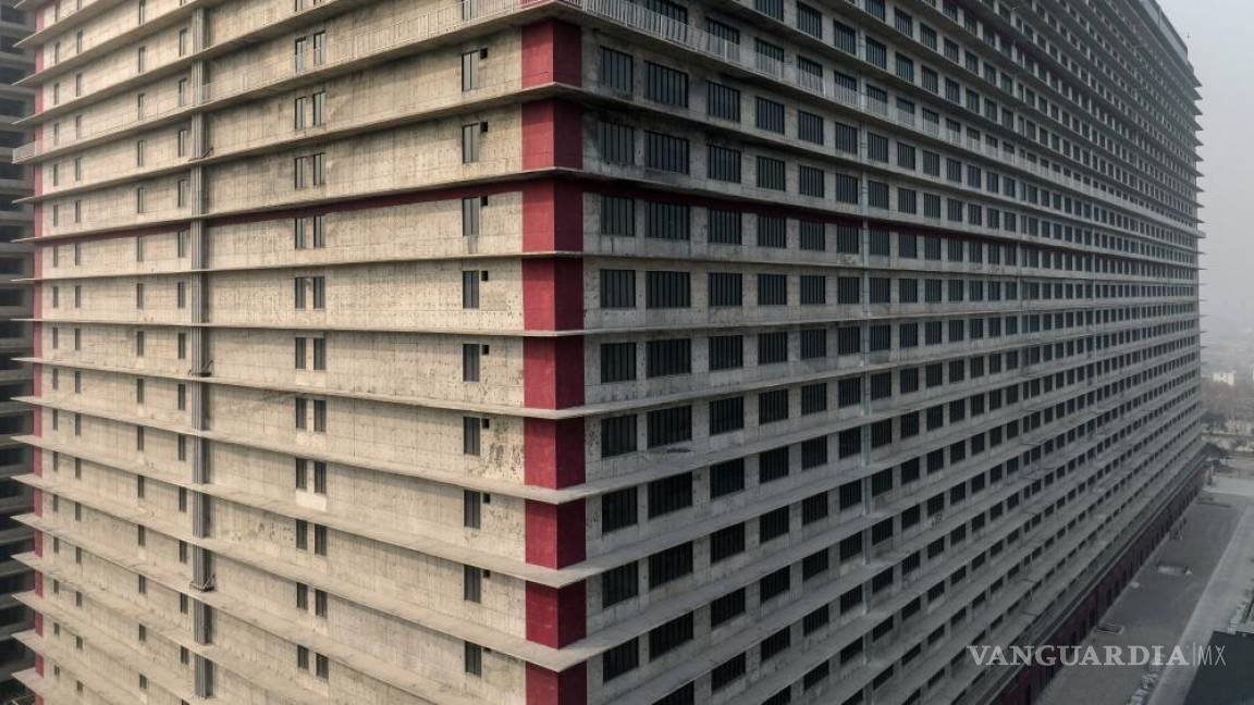 $!Un edificio de viviendas de 26 pisos y una granja de cerdos urbana en las afueras de Zhou, China.