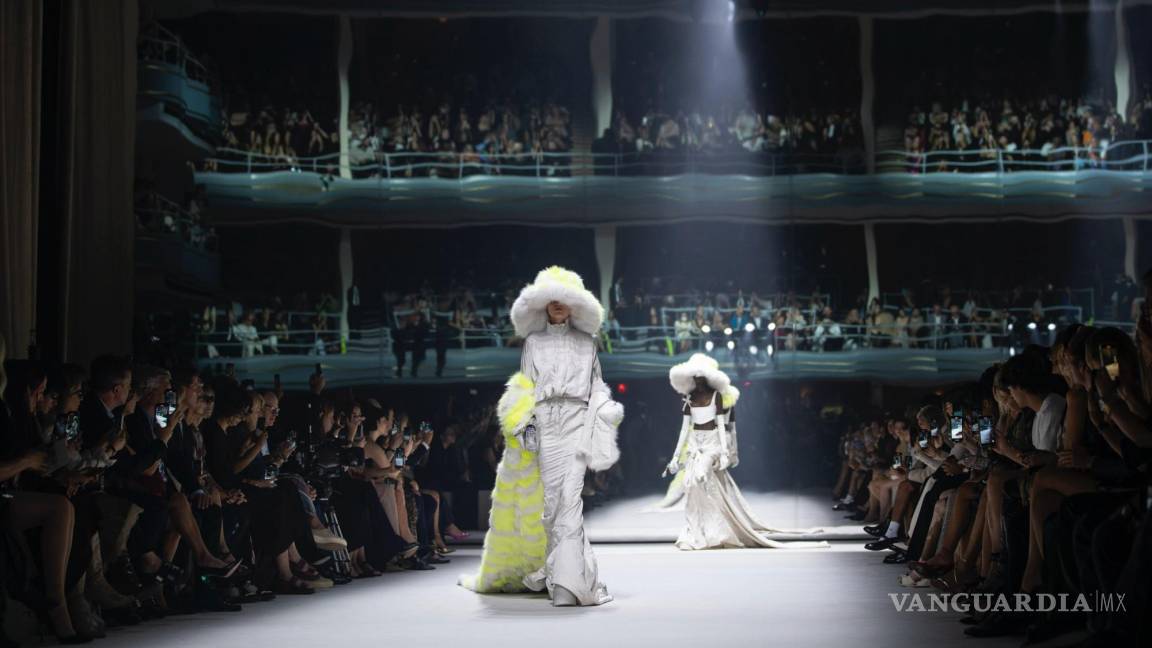 $!La moda de la colección Primavera Verano 2023 de FENDI se modela durante la Semana de la Moda de Nueva York.