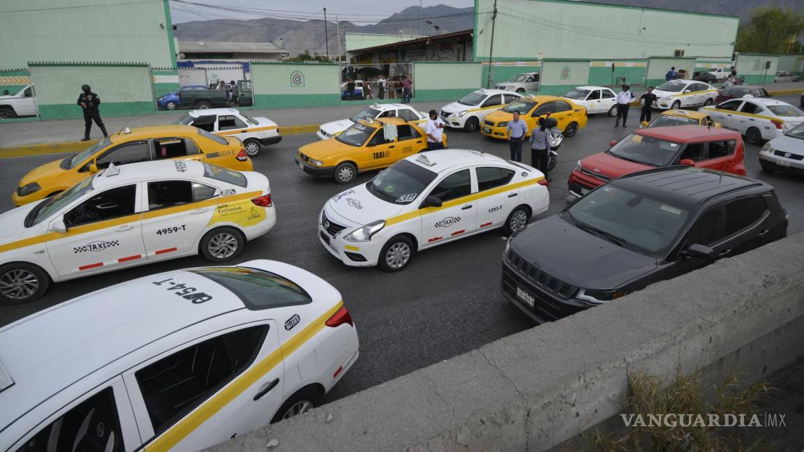 En protesta, taxistas bloquean frente al Mercado de Abastos