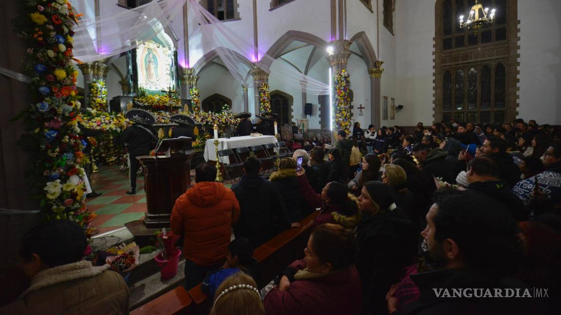 $!El altar de la Virgen de Guadalupe, decorado con flores, recibió miles de ofrendas.