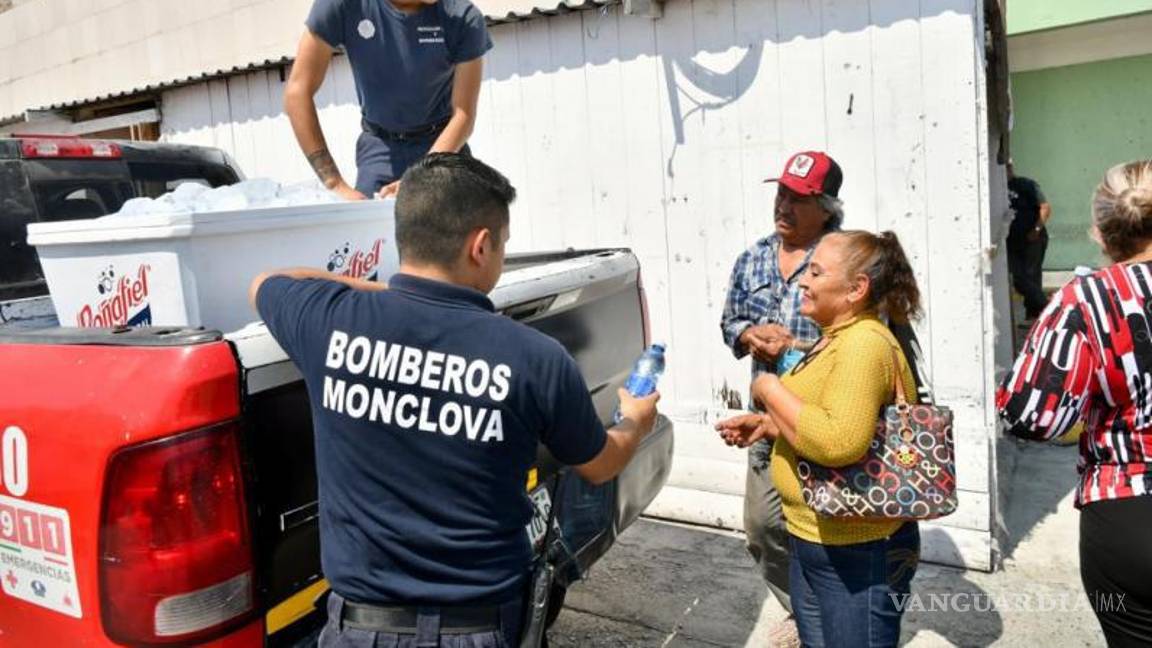 $!Los bomberos apoyan a la ciudadanía con agua fresca.