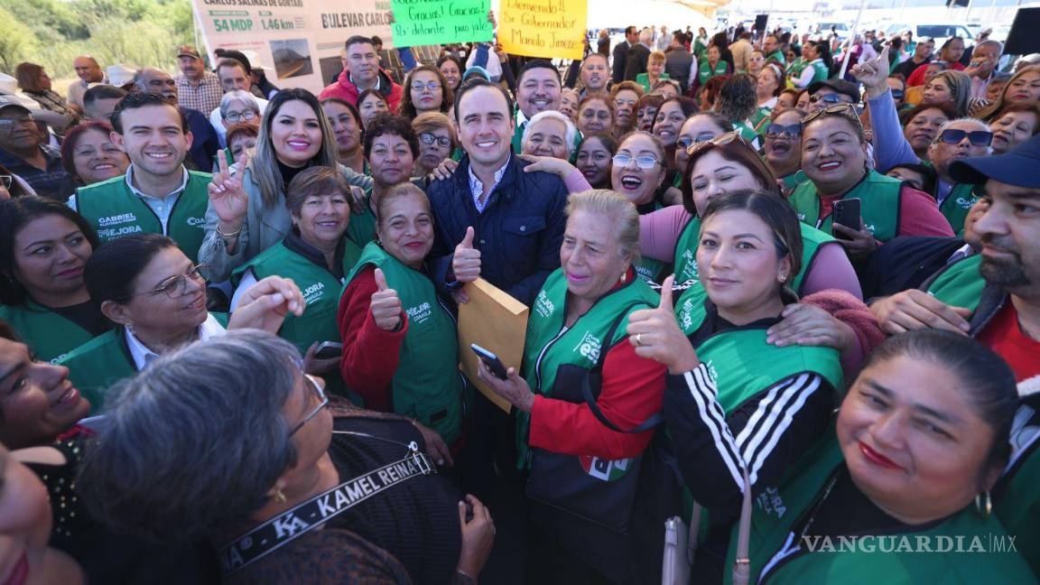 $!Manolo Jiménez saluda a ciudadanos durante la inauguración del bulevar.