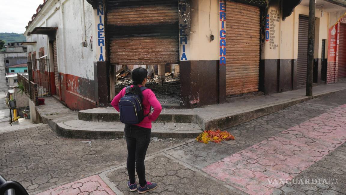 $!Una vecina observa los restos quemados de un edificio incendiado en Tila, en el estado de Chiapas, México.