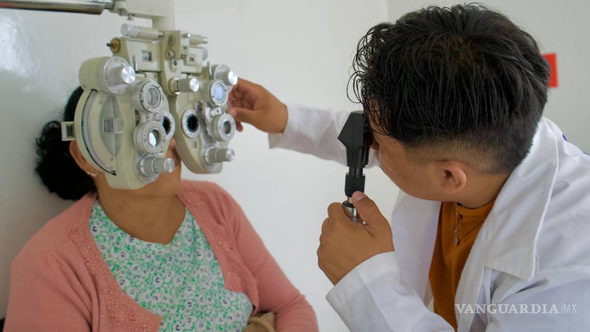 $!Personal del DIF Saltillo entregó lentes gratuitos tras realizar estudios de vista a habitantes de los ejidos Puyas y Las Hormigas.