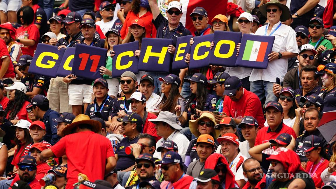 $!Aficionados con una pancarta del mexicano Checo previo al Gran Premio de Fórmula Uno de Ciudad de México en el Autódromo Hermanos Rodríguez.