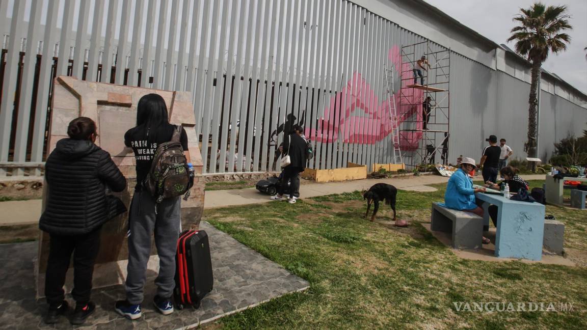 Recién pintado: Protestan con arte sobre el nuevo muro fronterizo en Tijuana