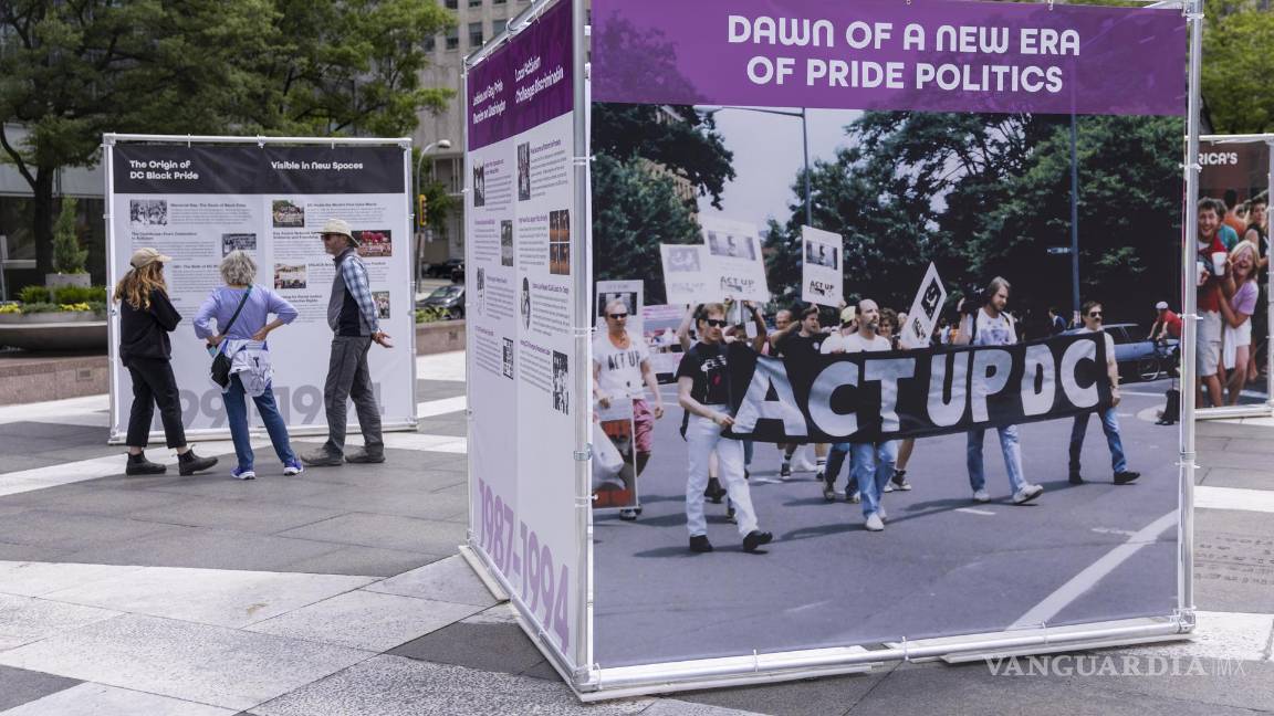 $!Visitantes observa la exposición del Orgullo Mundial 2025 2Piquetes, protestas y desfiles: La historia del Orgullo Gay en Washington” en la Plaza de la Libertad de Washington.