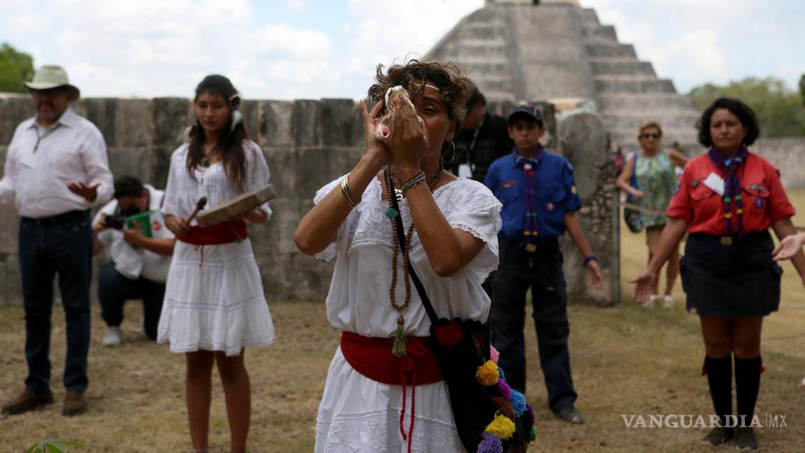 $!Indígenas y ambientalistas asisten a la ceremonia del Día Internacional de la Madre Tierra hoy, en la zona arqueológica de Chichén Itzá, Yucatán.