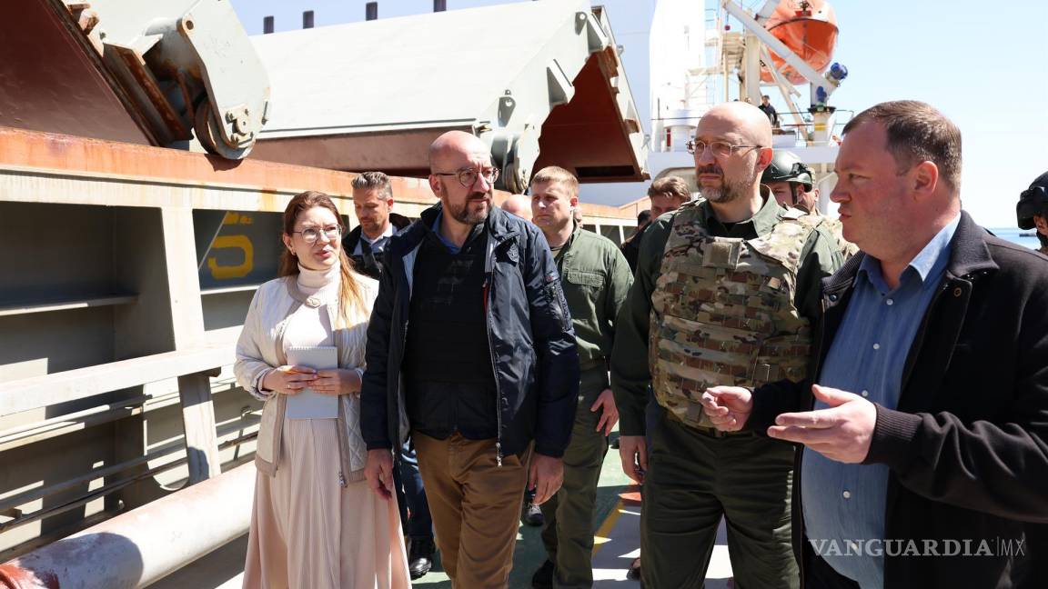 $!El presidente del Consejo Europeo, Charles Michel (c-l), y el primer ministro ucraniano, Denys Shmyhal (c-d), visitan el puerto de Odesa, Ucrania
