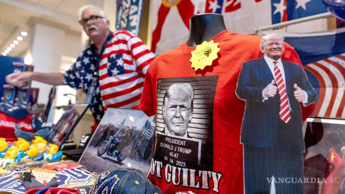 $!Mercancía con la imagen de Donald Trump a la venta durante la Cumbre de la Libertad de Florida en el Gaylord Palms Resort en Kissimmee, Florida.