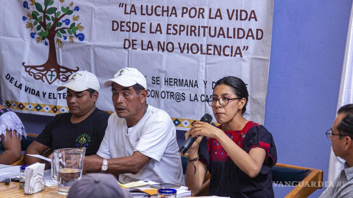 $!La abogada y académica de la Ibero Puebla, Fernanda Santos (d), habla durante una rueda de prensa este lunes, en San Cristóbal de Las Casas, Chiapas.