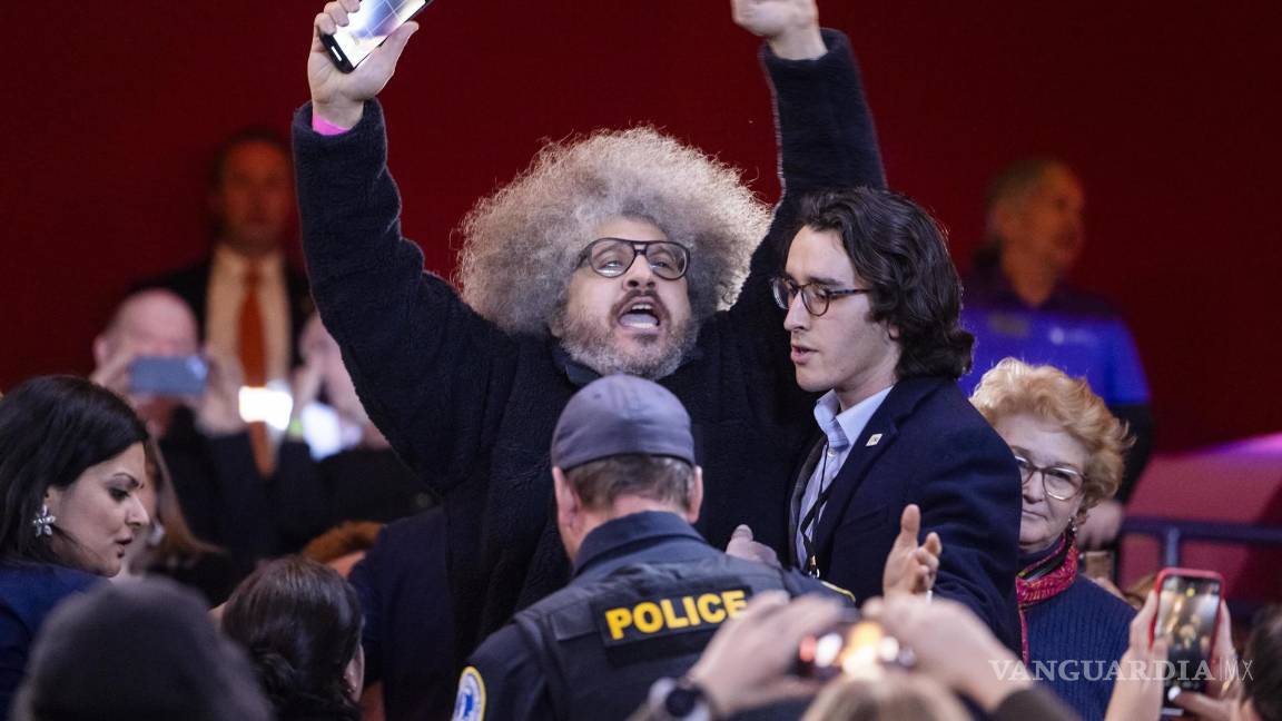 $!Un manifestante pro palestino interrumpe a Joe Biden en un mitin de campaña por el derecho al aborto en la Universidad George Mason en Manassas, Virginia.