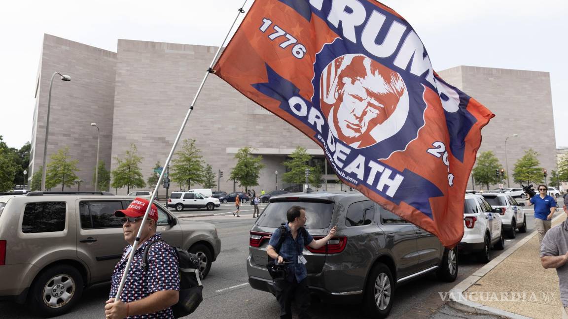 $!Un partidario de Donald Trump, lleva una bandera que dice “Trump o la muerte” fuera del Palacio de Justicia de los Estados Unidos en Washington.
