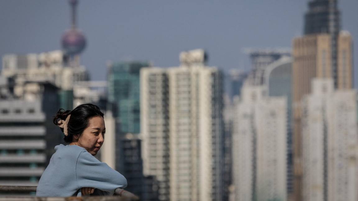 $!Una mujer en cuarentena se encuentra en su azotea en medio del bloqueo de Covid-19 en curso en Shanghái, China.