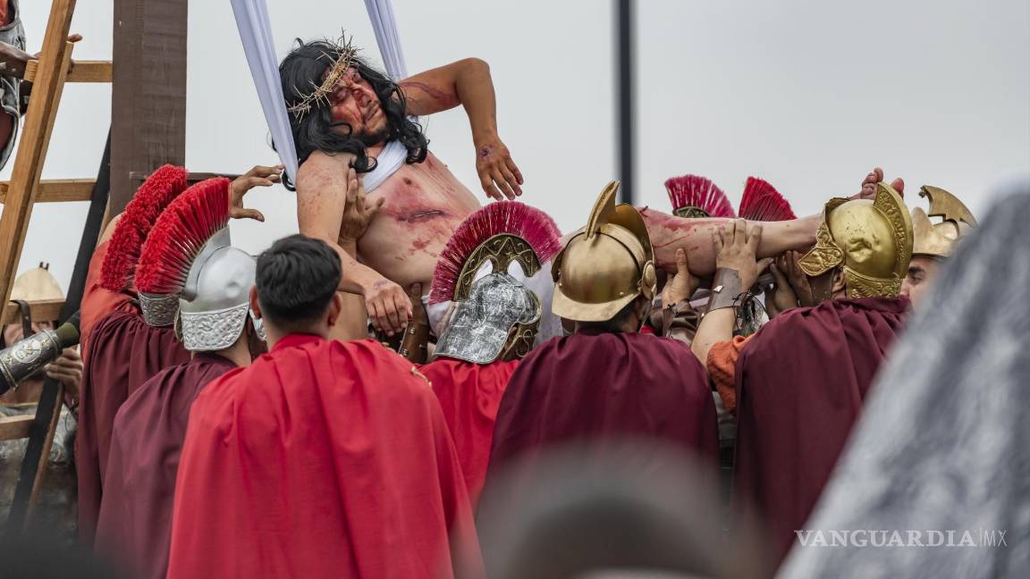 $!Soldados ayudan a bajar el cuerpo de Jesucristo de la cruz.