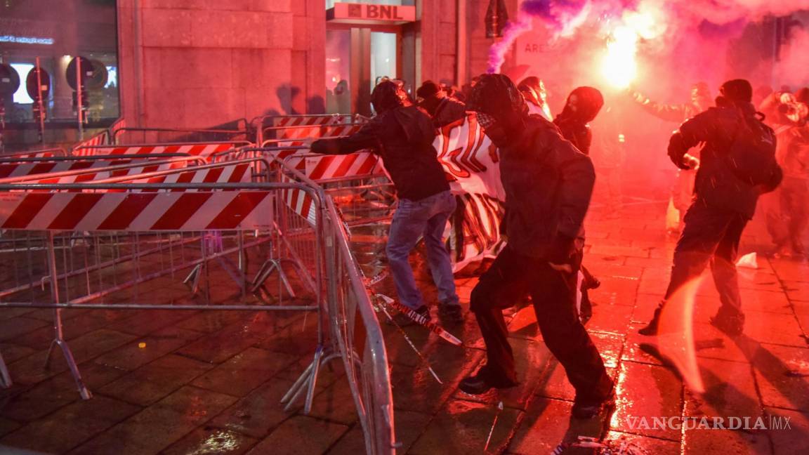 Activistas pro-Palestina ‘hacen desfilar’ a Netanyahu por estiércol en protesta frente a La Scala