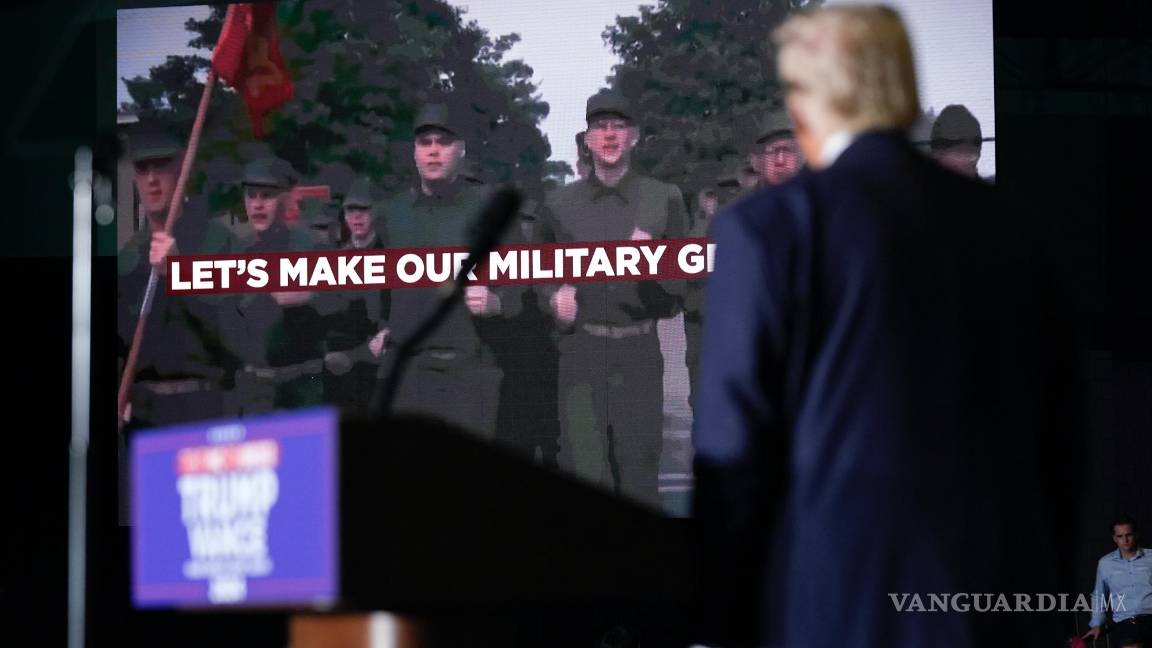 $!Donald Trump en un mitin de campaña en Greensboro, Carolina del Norte observa una esecena de la película “Full Metal Jacket”.