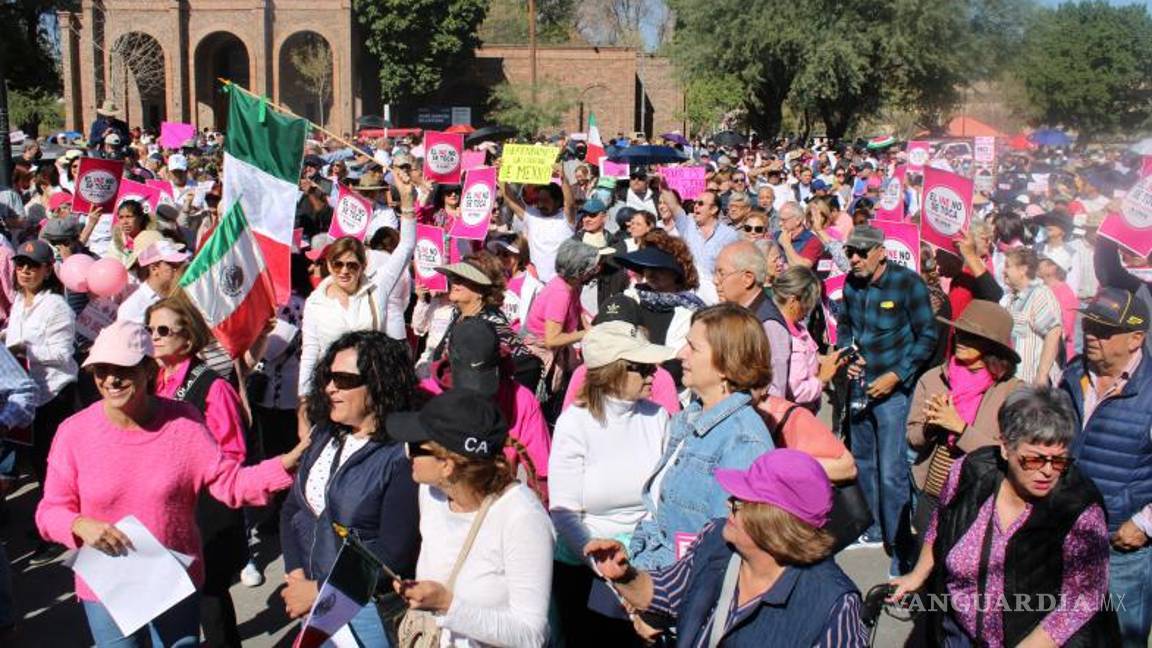 $!Al llegar el contingente a la Plaza Mayor, los ciudadanos entonaron el himno nacional y gritaron “Fuera López, fuera López”.