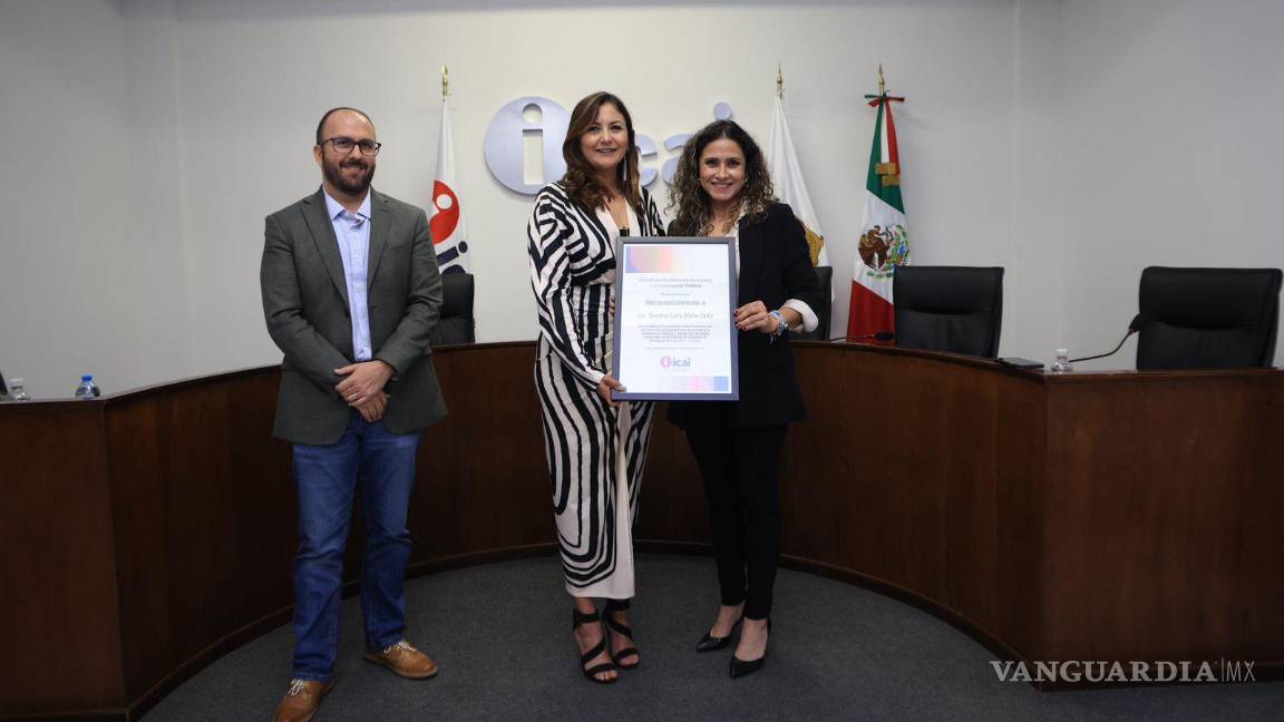$!El Consejo General del ICAI honra a sus comisionados salientes, como Bertha Icela Mata Ortiz.