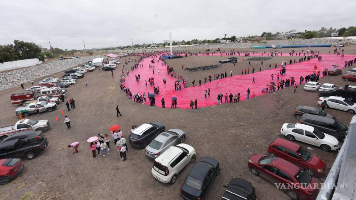 Rompen en Torreón récord Guinness con el moño rosa más grande del mundo