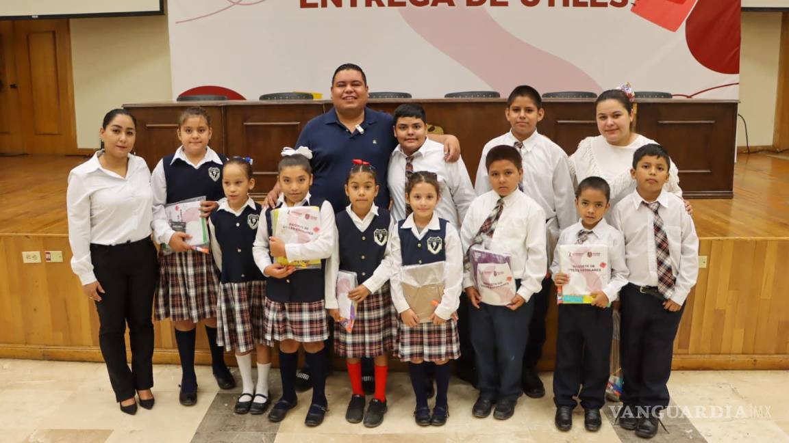 Entrega MALG 4 mil paquetes de útiles escolares en San Juan de Sabinas
